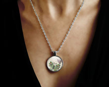 Charger l'image dans la galerie, Collier cabochon, papillons de collier illustrés "la carte postale", argenté (ref.87a)