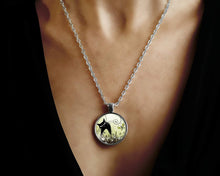 Charger l'image dans la galerie, Collier cabochon, collier illustré "Le chat dans la prairie",   argenté (ref.70a)