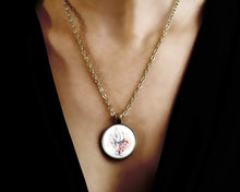 Charger l'image dans la galerie, Collier cabochon, collier illustré "plumes de pastel",   bronze (ref.67)