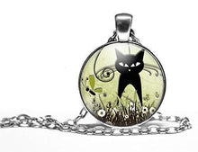 Charger l'image dans la galerie, Collier Cabochon, Collier illustré "Le chat dans la prairie",   argenté (ref.70-3a)