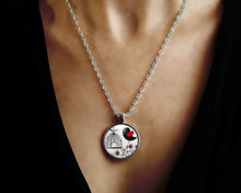 Charger l'image dans la galerie, Collier cabochon, collier illustré "l'oiseau rouge et noir",   argenté (51a)