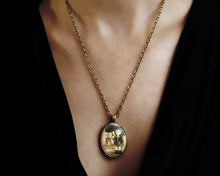 Charger l'image dans la galerie, collier cabochon "La petite fille à Paris",bronze (ref.35)
