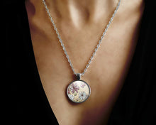 Charger l'image dans la galerie, Collier cabochon, collier petite fille illustré, "fleurs pastel", antiquité