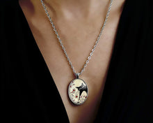 Charger l'image dans la galerie, Collier Chat Cabochon, Fleur "Le Chat Paysan" argenté  (ref.32)