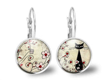 Charger l'image dans la galerie, Boucles d'oreilles Chat Cabochon"Le Chat parmi les Fleurs"  argenté (ref.33a)