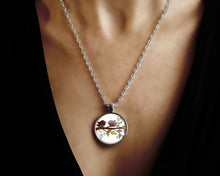 Charger l'image dans la galerie, Collier cabochon, collier illustré "oiseaux qui bavardent",  argenté (ref.81a)