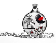 Charger l'image dans la galerie, Collier cabochon, collier illustré "l'oiseau rouge et noir",   argenté (51a)
