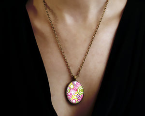Collier cabochon en verre, sautoir illustré pois"Seventies pop", bronze (ref.3)