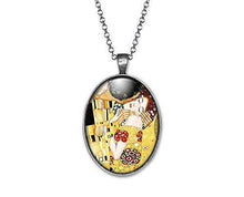 Charger l&#39;image dans la galerie, Collier Cabochon Klimt &quot;Le Baiser&quot;, argenté(ref.13a)