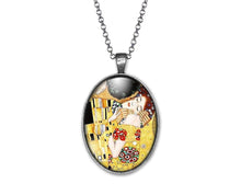 Charger l&#39;image dans la galerie, Collier Cabochon Klimt &quot;Le Baiser&quot;, argenté(ref.13a)