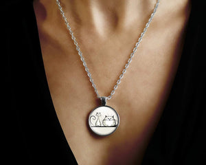 Collier cabochon illustré "Les deux chats", argenté (ref.77a)