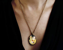 Charger l&#39;image dans la galerie, Collier Cabochon Klimt &quot;Le Baiser&quot;, bronze (ref.13)