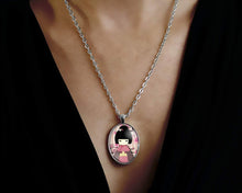 Charger l&#39;image dans la galerie, Collier Cabochon, Kokeshi &quot;Kokeshi Rose&quot; argenté  (ref.38a)