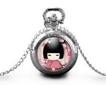 Charger l&#39;image dans la galerie, Montre gousset, Kokeshi &quot;Kokeshi rose&quot;, argenté (ref.38a)