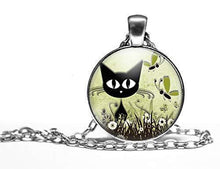 Charger l&#39;image dans la galerie, Collier cabochon, collier illustré &quot;Le chat dans la prairie&quot;,   argenté (ref.70-2a)