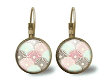 Charger l&#39;image dans la galerie, boucles d&#39;oreilles cabochon &quot;Fleurs Japonaises&quot; , bronze (ref.16)
