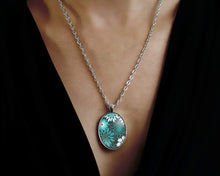 Charger l&#39;image dans la galerie, Collier Cabochon Fleur &quot;Les Fleurs Vertes&quot;   argenté (ref.7a)