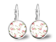 Charger l&#39;image dans la galerie, Boucles d&#39;oreilles Fleurs Cabochon &quot;Shabby chic&quot;, argenté (ref.14a)