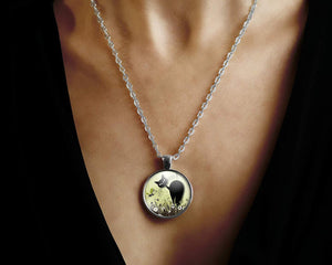 Collier cabochon, collier illustré "Le chat dans la prairie",   argenté (ref.70-1a)