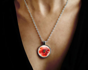 Collier cabochon, collier illustré "joli coquelicot"   argenté (ref.89a)