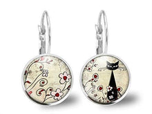 Charger l&#39;image dans la galerie, Boucles d&#39;oreilles Chat Cabochon&quot;Le Chat parmi les Fleurs&quot;  argenté (ref.33a)