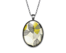 Charger l&#39;image dans la galerie, collier feuille cabochon &quot;Fleurs grises et jaunes&quot;,argenté (ref.23a)