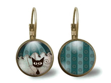 Charger l&#39;image dans la galerie, Boucles d&#39;oreilles Cabochon &quot;le chat au parapluie&quot; (ref.2)