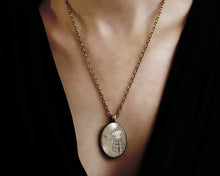 Charger l&#39;image dans la galerie, Collier Cabochon, Ciseaux, Mannequin &quot;La couturière&quot;, bronze (ref.41)