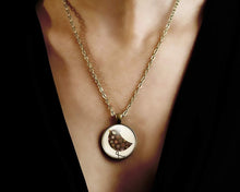 Charger l&#39;image dans la galerie, Collier cabochon,collier illustré &quot;l&#39;oiseau chic&quot;, bronze (ref.86a)