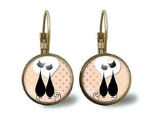 Charger l&#39;image dans la galerie, boucles d&#39;oreilles cabochon &quot;Chats amoureux&quot; bronze(ref.19)