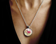 Charger l&#39;image dans la galerie, Collier cabochon, collier illustré hibou &quot;la chouette rose&quot;, argentéé (ref.80a)