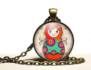 Collier cabochon, collier illustré de matryoshka, "la poupée russe", bronze (ref.75)