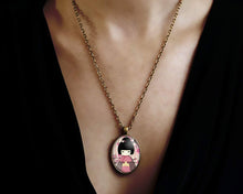 Charger l&#39;image dans la galerie, Collier Cabochon, Kokeshi &quot;Kokeshi Rose&quot; bronze (ref.38)