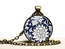 Charger l&#39;image dans la galerie, Collier cabochon, collier de fleurs illustrées &quot;Fleurs bleues&quot;, bronze (ref.57)