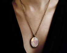 Charger l&#39;image dans la galerie, Collier Feuille de cabochon &quot;Feuilles violettes&quot; bronze (ref.45)