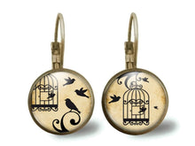 Charger l&#39;image dans la galerie, boucles d&#39;oreilles cabochon &quot;Ouvre la cage&quot;, argenté (ref.42)