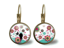 Charger l&#39;image dans la galerie, boucles d&#39;oreilles cabochon &quot;Le chat dans le pré&quot;  (ref.30)