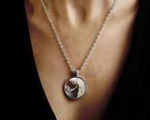 Charger l&#39;image dans la galerie, Collier cabochon, collier illustré &quot;nuit noire&quot;,   argenté (ref.55a)