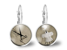 Charger l&#39;image dans la galerie, Boucles d&#39;oreilles Cabochon, Ciseaux, Mannequin &quot;La couturière&quot;  argenté (ref.41a)