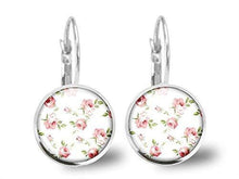 Charger l&#39;image dans la galerie, Boucles d&#39;oreilles Fleurs Cabochon &quot;Shabby chic&quot;, argenté (ref.14a)