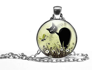 Collier cabochon, collier illustré "Le chat dans la prairie",   argenté (ref.70-1a)