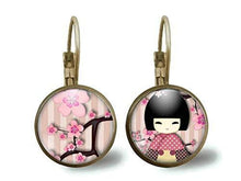 Charger l&#39;image dans la galerie, boucles d&#39;oreilles cabochon &quot;Pink kokeshi&quot; (ref.38)