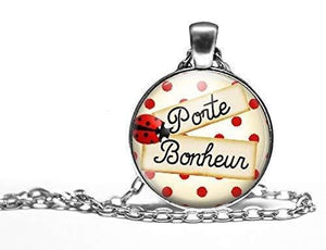 Collier cabochon, collier illustré "le Le porte bonheur", (ref.56a)