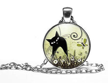 Charger l&#39;image dans la galerie, Collier cabochon, collier illustré &quot;Le chat dans la prairie&quot;,   argenté (ref.70a)