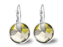 Charger l&#39;image dans la galerie, Boucles d&#39;oreilles Feuille Cabochon &quot;Fleurs Jaunes Et Gris&quot;, argenté  (ref.23a)