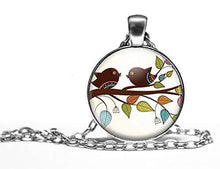 Charger l&#39;image dans la galerie, Collier cabochon, collier illustré &quot;oiseaux qui bavardent&quot;,  argenté (ref.81a)