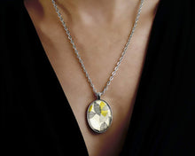 Charger l&#39;image dans la galerie, collier feuille cabochon &quot;Fleurs grises et jaunes&quot;,argenté (ref.23a)