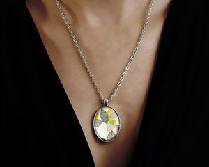 collier feuille cabochon "Fleurs grises et jaunes",argenté (ref.23a)