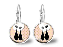 Charger l&#39;image dans la galerie, Boucles d&#39;oreilles Chat Cabochon &quot;chats amoureux&quot;  argenté (ref.19a)